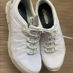 White Skechers women size:11